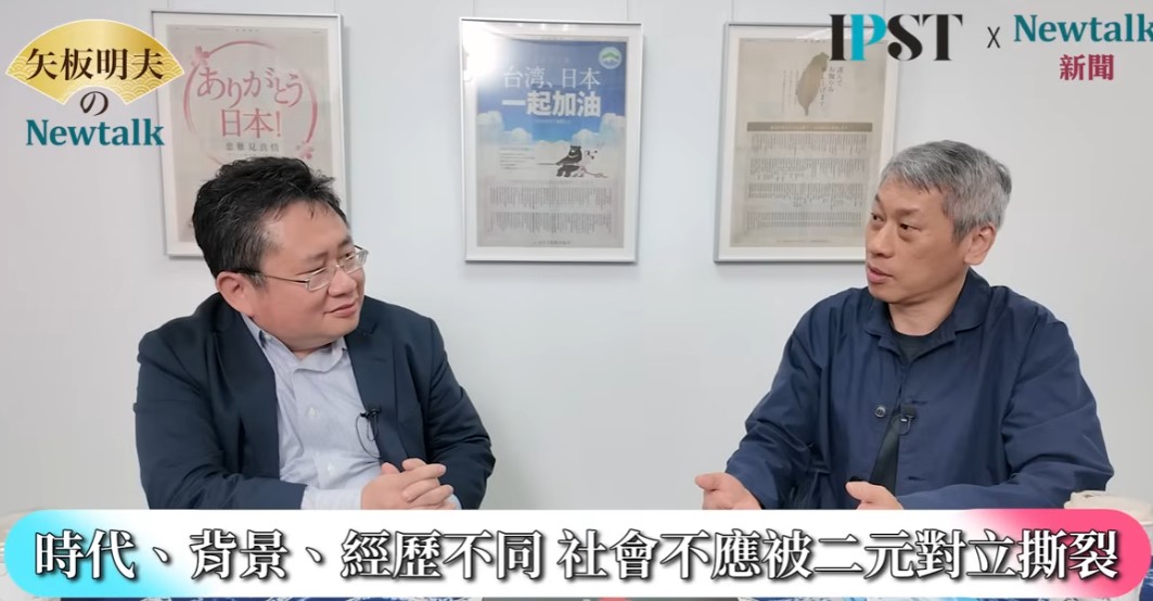 許明淳表示，自己的學生如果聽到他們講話，他們的看法也都會跟上一代不太一樣，但他不會用「拜託年輕人怎麼這麼沒出息」這樣的方式看待，台灣是處在一個戰爭威脅的狀態下，因此兵役或者未來戰爭的議題，沒有辦法不去討論，也希望不管是藉由書或是藉由紀錄片，把這樣的問題丟出來。 圖：翻攝矢板明夫Newtalk YT