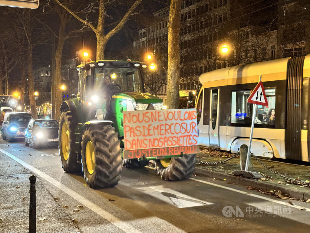 歐盟農民反對與南方共同市場簽署自由貿易協議，將拖拉機開到布魯塞爾的街上，並在車上懸掛標語表達訴求。中央社記者吳柏緯布魯塞爾攝　114年12月19日 圖：中央社提供
