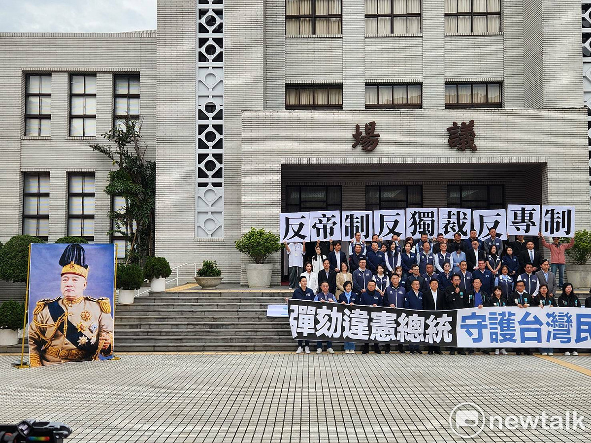藍白兩黨在立法院議場前，擺上惡搞總統賴清德「登基」的合成照。 圖：黃建豪/攝