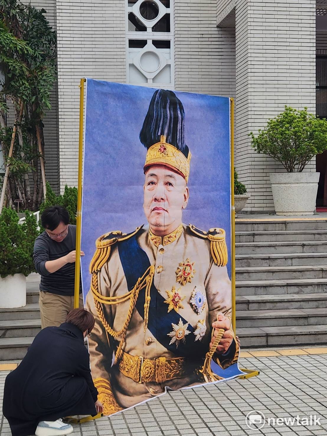 藍白於立法院議場前召開記者會，並擺上合成看法，揚言要阻止總統賴清德變成袁世凱。 圖：黃建豪/攝
