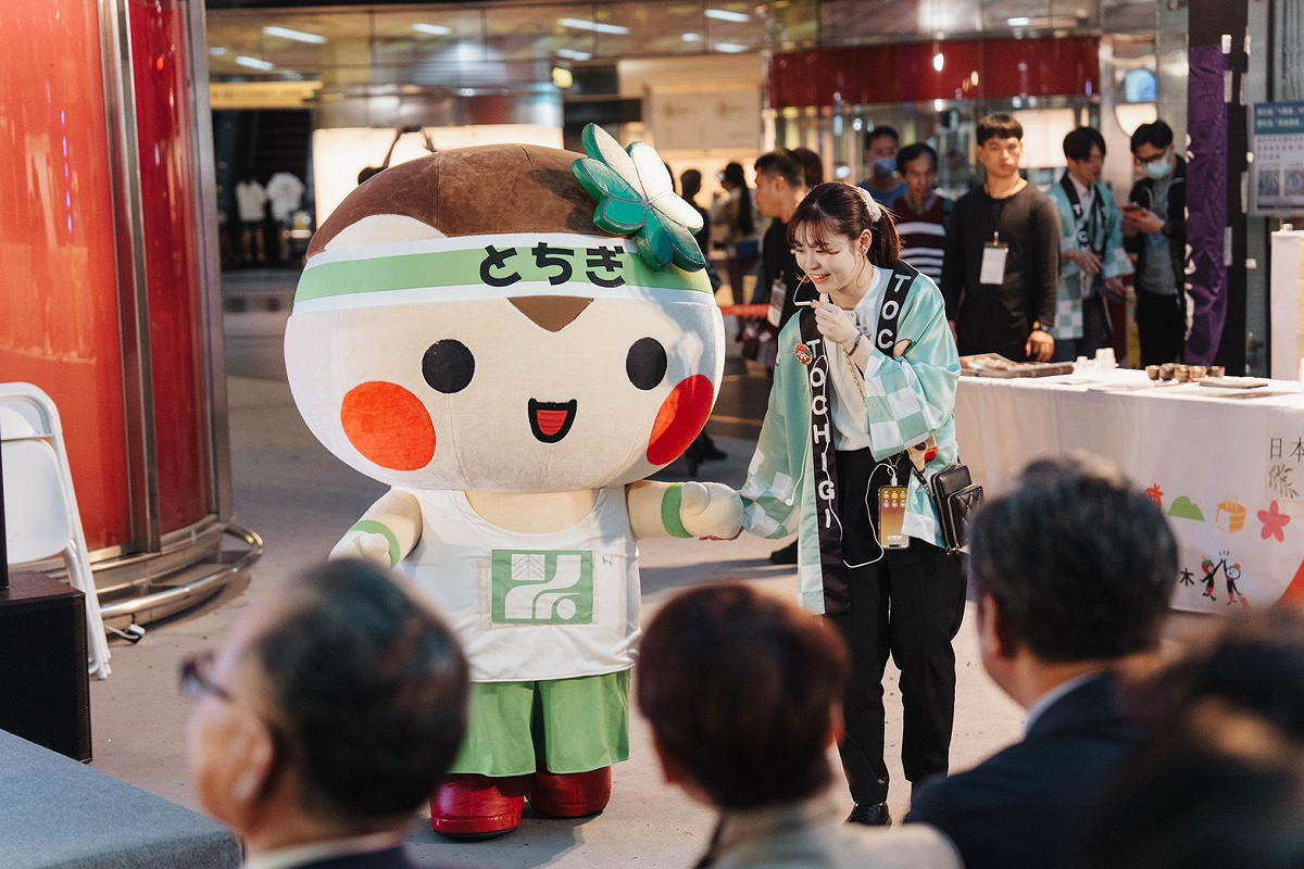 栃木縣吉祥物「栃丸君」在捷運美麗島站與民眾熱情互動。 圖：高雄市行國處/提供
