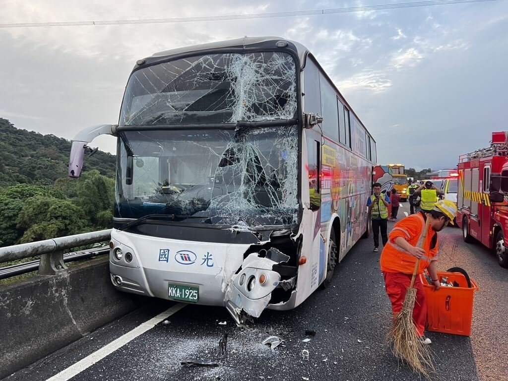 國道1號南下約7.9公里處（七堵段）19日發生4車追撞事故，其中國光客運車上有6名乘客輕傷送醫。（基隆市消防局提供）中央社記者沈如峰基隆傳真　114年12月19日