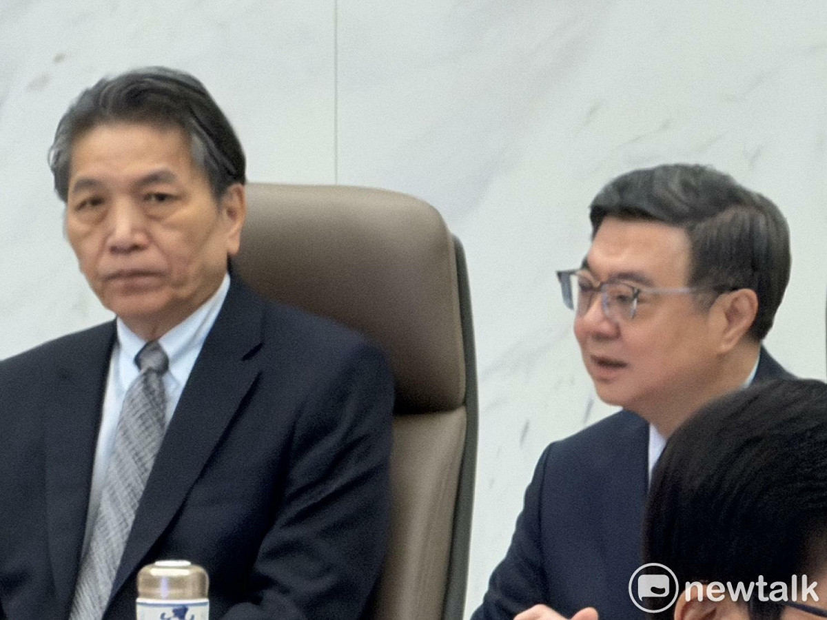 李鴻鈞（左）在卓榮泰旁邊說，監察院對於公務人員、法官或者是檢察官有違法或失職，當然可以提出彈劾。 圖：高逸帆／攝
