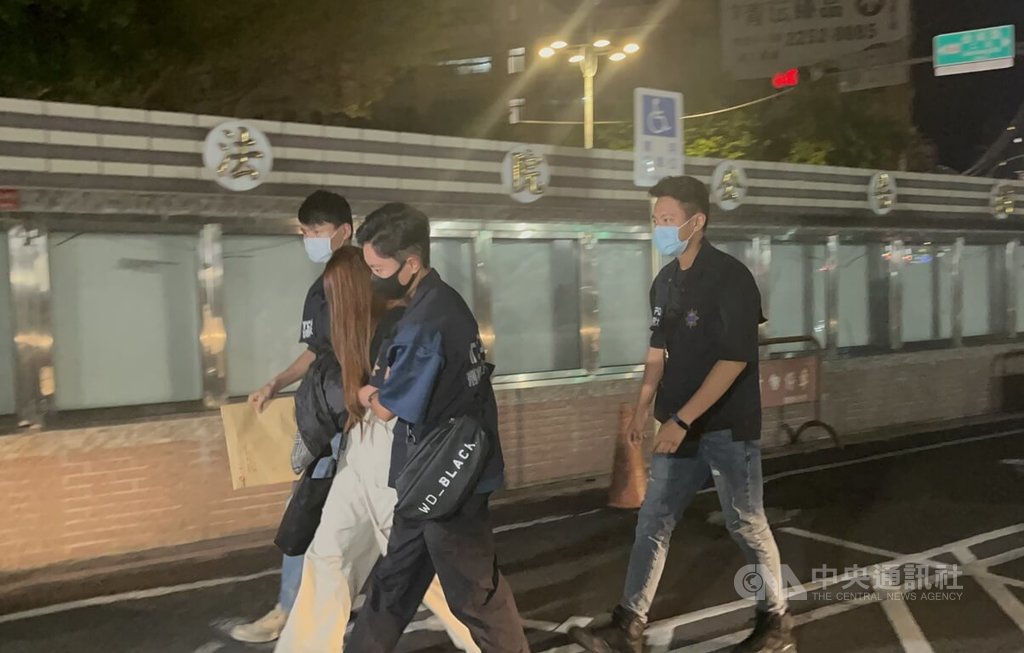 男童剴剴遭保母虐死，其劉姓生母（前長髮者）民國110年涉案遭起訴，圖為北市警7月31日在台中逮人，晚間解送新北地院。（中央社檔案照片）