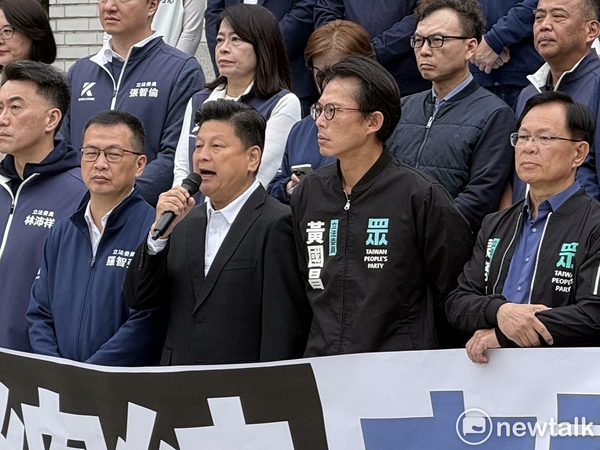 國民黨團、民眾黨團今召開「彈劾違憲總統，反帝制、反專制、反獨裁」聯合記者會。 圖：周煊惠 / 攝
