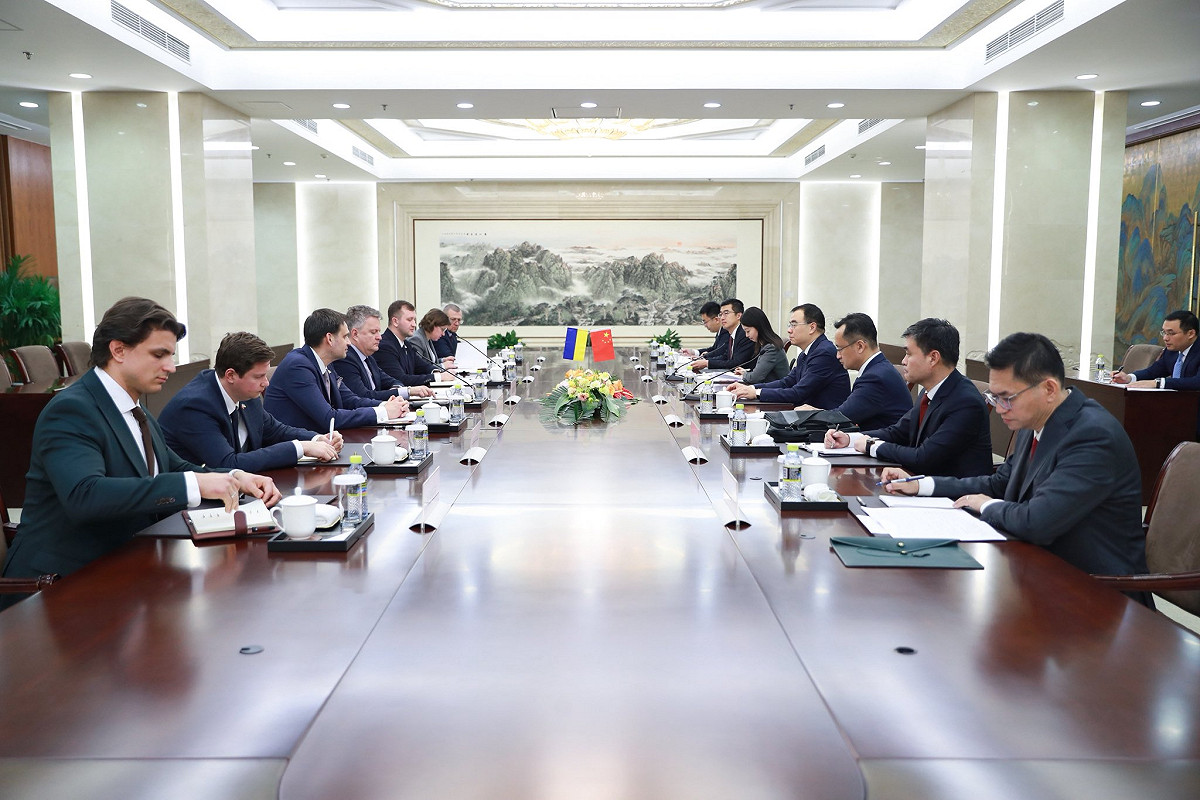 烏克蘭與中國政府證實，烏克蘭外交部第一副部長基斯利察（Sergiy Kyslytsya）18 日在北京與中國外交部部長助理劉彬舉行政治磋商，雙方就俄羅斯對烏克蘭持續發動軍事侵略的局勢，以及國際社會推動實現長期和平的努力交換意見。 圖:翻攝自X帳號@SergiyKyslytsya