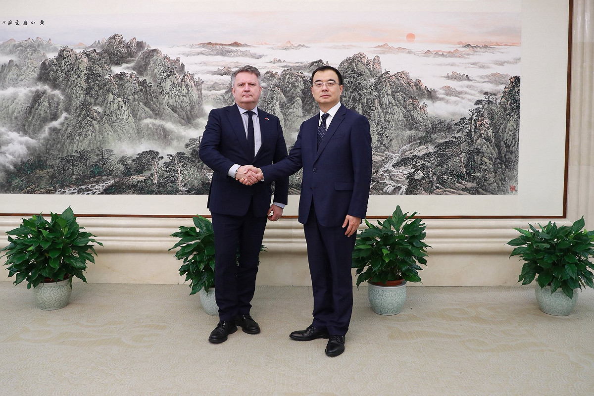 烏克蘭與中國政府證實，烏克蘭外交部第一副部長基斯利察（Sergiy Kyslytsya）18 日在北京與中國外交部部長助理劉彬舉行政治磋商，雙方就俄羅斯對烏克蘭持續發動軍事侵略的局勢，以及國際社會推動實現長期和平的努力交換意見。 圖:翻攝自X帳號@SergiyKyslytsya