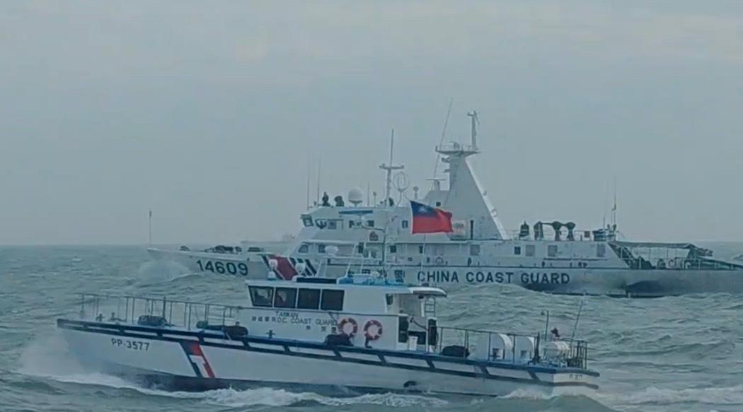 18日下午中國海警船編隊跨越金門限制水域線深入禁止水域，海巡巡防艇採取「船艏壓迫」模式近迫拒止。 圖：翻攝海巡署官網（cga.gov.tw）