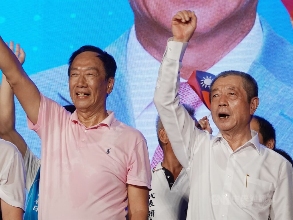 國民黨屏東縣議長周典論（右）涉以500萬元助郭台銘（左）總統連署案。（中央社檔案照片）