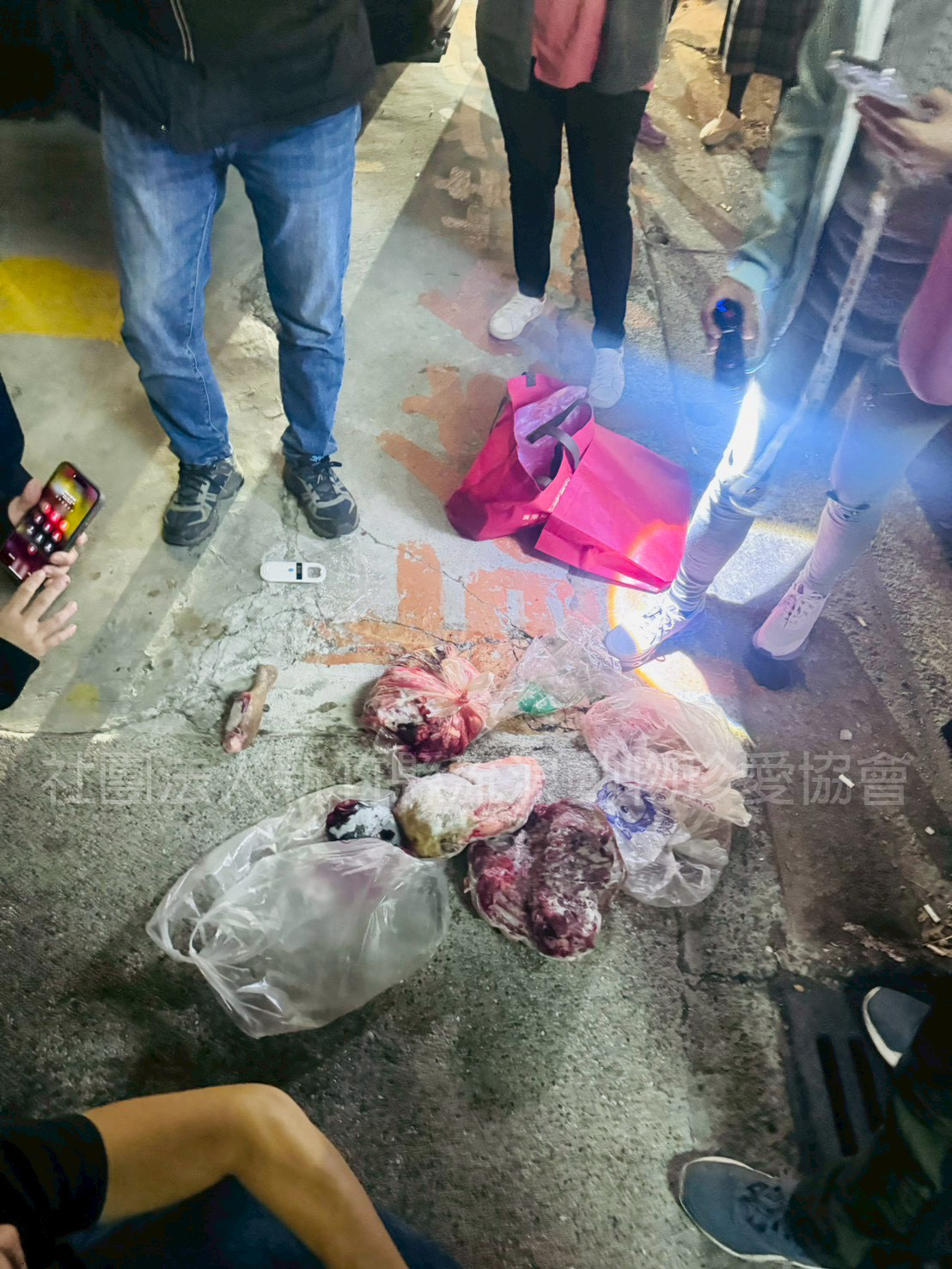 現場查獲狗肉 10.2 公斤(含內臟、血液)。 圖：取自新竹流浪動物珍愛協會臉書
