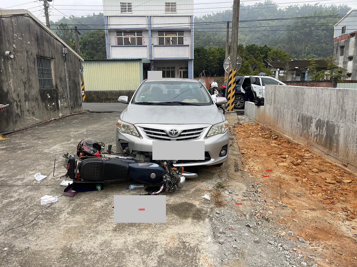 男子疑因長期鄰里糾紛懷恨在心，清晨埋伏住家巷口行兇。 圖：翻攝自記者爆料網