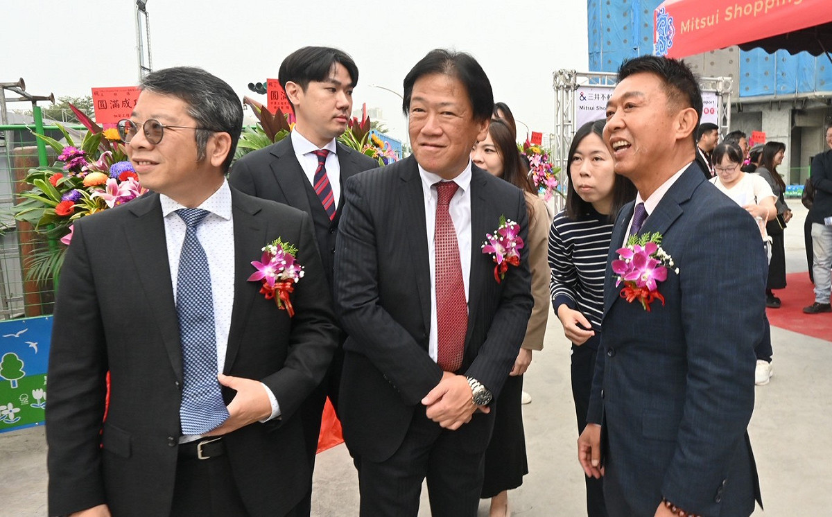 許智傑(右一)與台灣三井不動產董事長久一康洋(右二)。 圖：許智傑競選總部/提供