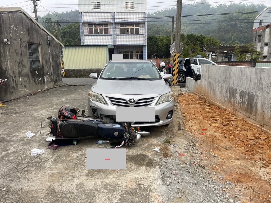南投縣名間鄉黃姓男子在半夜放鞭炮吵到鄰居，蕭姓男子不堪其擾而報警處理，黃男疑因此懷恨，19日上午趁蕭男騎機車外出時，駕車衝撞蕭男再持預藏水果刀刺殺導致蕭男死亡。（民眾提供）中央社記者蕭博陽南投縣傳真　114年12月19日