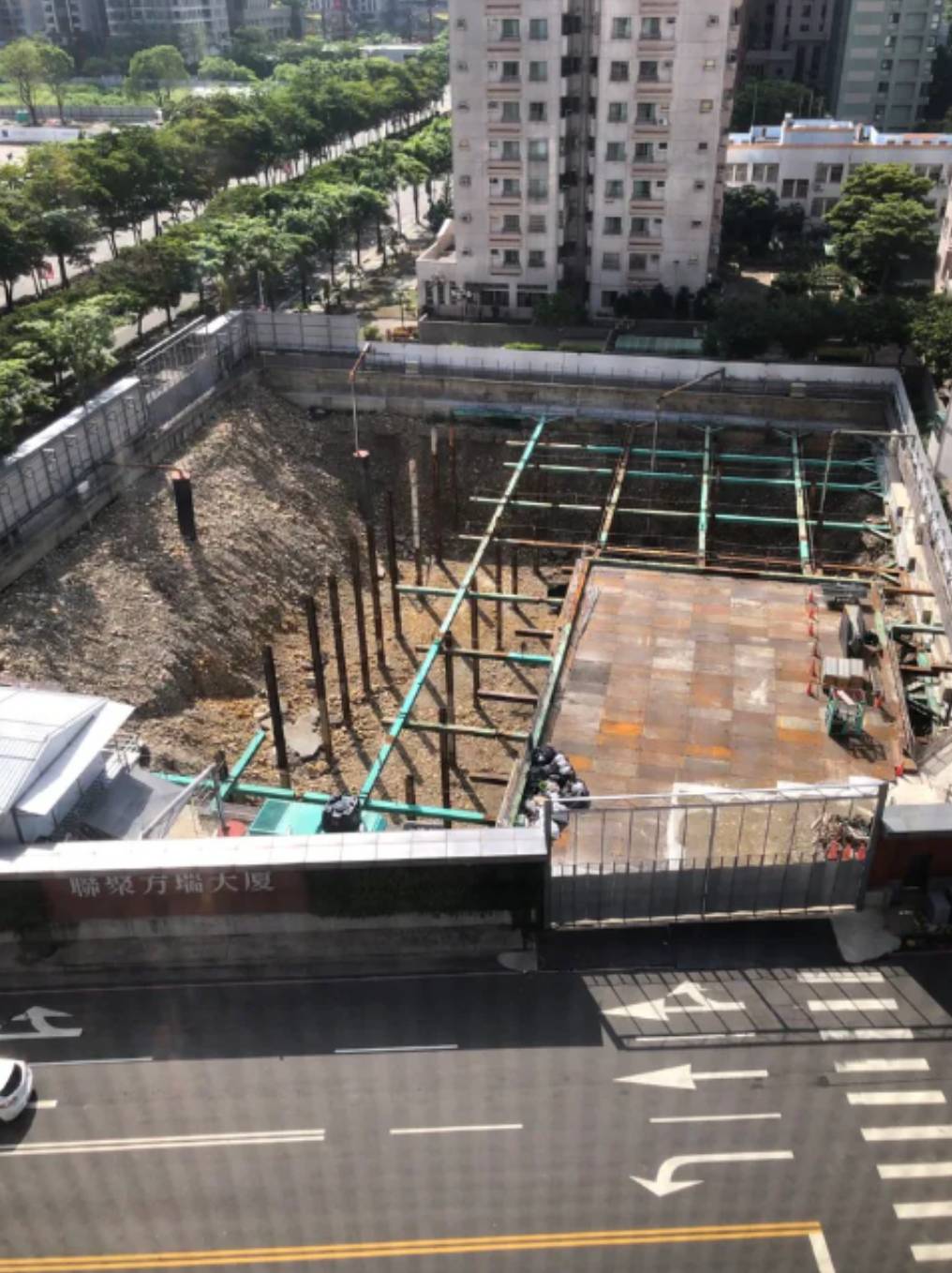 台中市聯聚建設旗下位於台中七期建案聯聚瑞安、理仁柏舍，被市議員陳淑華踢爆違法超挖地下室。 圖：住戶提供