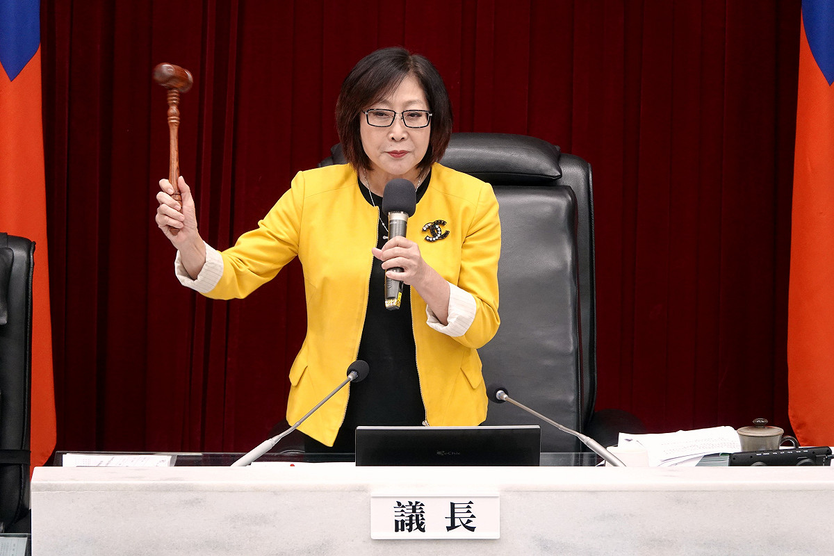 康裕成敲下議事槌宣告高市議會定期大會閉幕。 圖：高雄市議會/提供