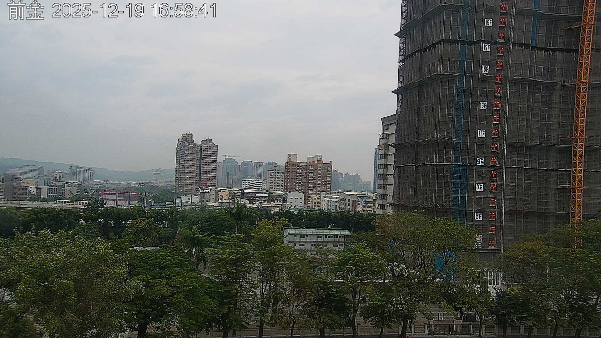 今(19)日南方雲系北移，各地水氣增多開始下雨，但因為環境風場為偏東風，西半部位於背風側，污染物易累積。 圖：取自空氣品質監測網