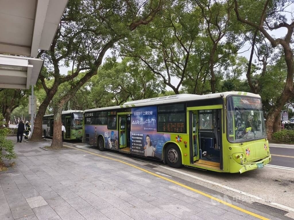 台北市八德路與敦化北路的公車專用道19日發生4輛公車連撞意外，造成3名乘客輕傷。台北市交通局表示，已要求客運業者協助傷者就醫及賠償，後續將釐清詳細事發情形及肇責。（翻攝畫面）中央社記者劉建邦傳真　114年12月19日
