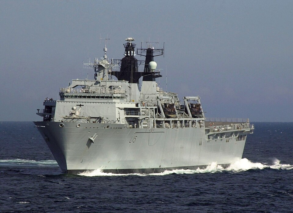 英國「堡壘號」船塢登陸艦。 圖：翻攝自 維基百科