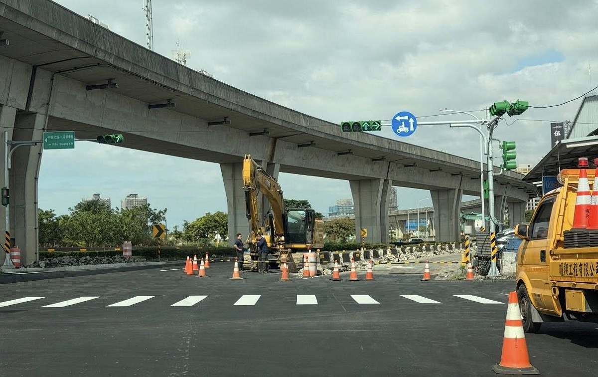 目前「國道1號中豐交流道新建工程」即達到通車標準，12月底可望正式開放通行。 圖：取自魯明哲臉書