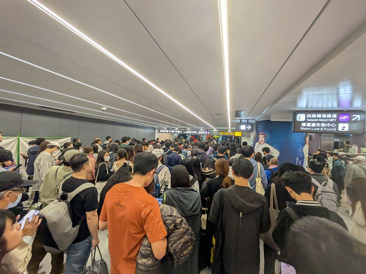 台北捷運台北車站M7出口傳出遭人投擲煙霧彈意外事件。圖為列車一度停運人潮擁擠。 圖：翻攝「臉書」聲量看政治粉絲專頁