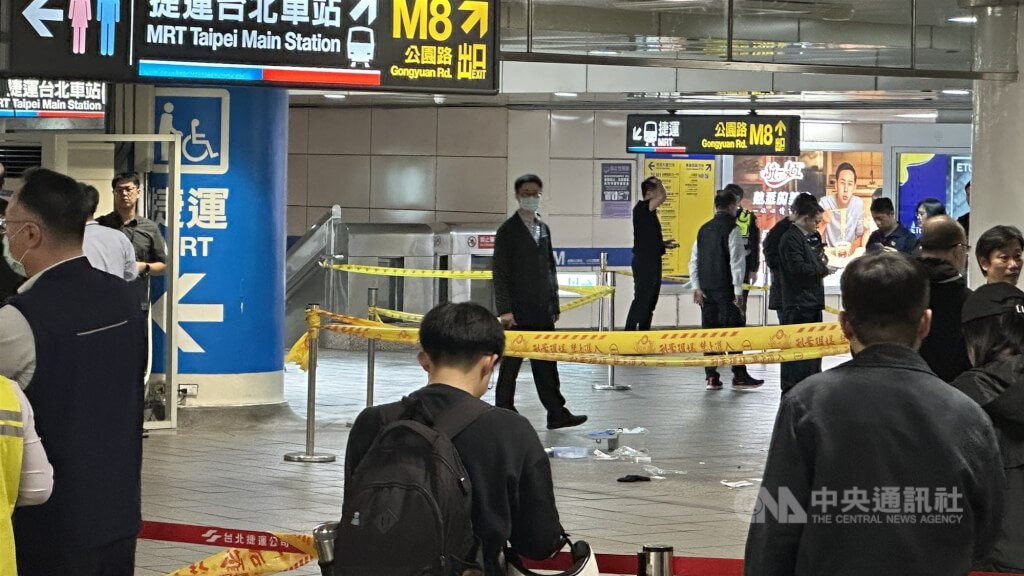 台北車站19日發生民眾丟擲煙霧彈事件，北捷台北車站月台一度受煙霧影響過站不停。中央社記者劉建邦攝　114年12月19日