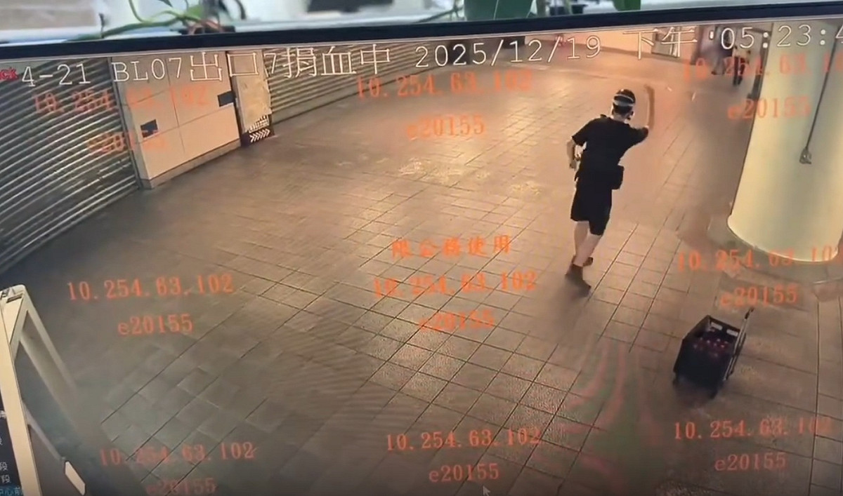監視器畫面拍下，嫌犯張文在台北車站捷運通道內丟擲煙霧彈製造混亂。 圖：翻攝自網路