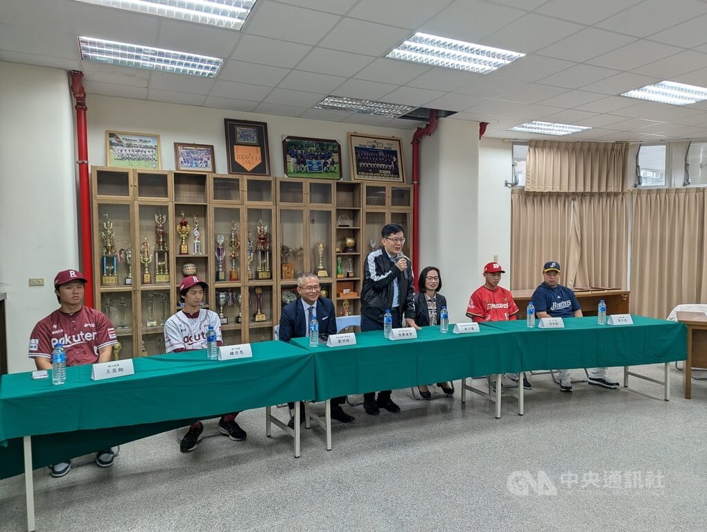 中華職棒選秀新星鍾亦恩（左2）、吳承皓（右2）、焦子杰（右）、王奕翔（左）19日回到母校台中市西苑高中，教育部次長張廖萬堅（中）表示，他們結伴捐款回饋母校，精神實屬難得。中央社記者蘇木春攝　114年12月19日