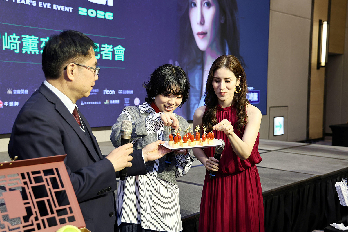 將在「2026台南好young」首場耶誕搖滾演唱會演出的日本歌手川西奈月、宮崎薰，以及韓國團體 UNIS 與歌手鄭恩地已陸續抵達台南，台南市長黃偉哲特別於大員皇冠假日酒店舉辦媒體見面會，邀請藝人品嚐台南在地農特產品與當季水果，展現城市的熱情與待客之道。 圖：台南市政府提供