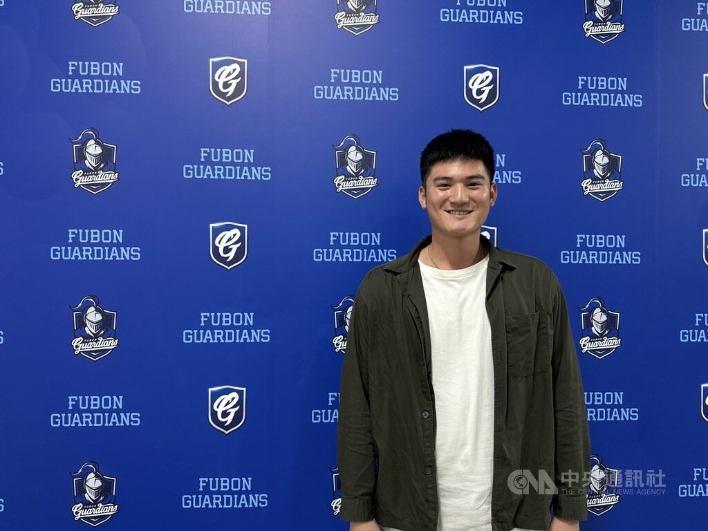 23歲內野手馬鋼（圖）新球季確定轉戰中職富邦悍將，他坦言，季後心情忐忑，思考過程也滿艱難的，感謝兄弟這幾年的照顧，也謝謝悍將給機會，盼新球季能在一軍替球隊有更多貢獻。中央社記者謝靜雯攝　114年12月19日