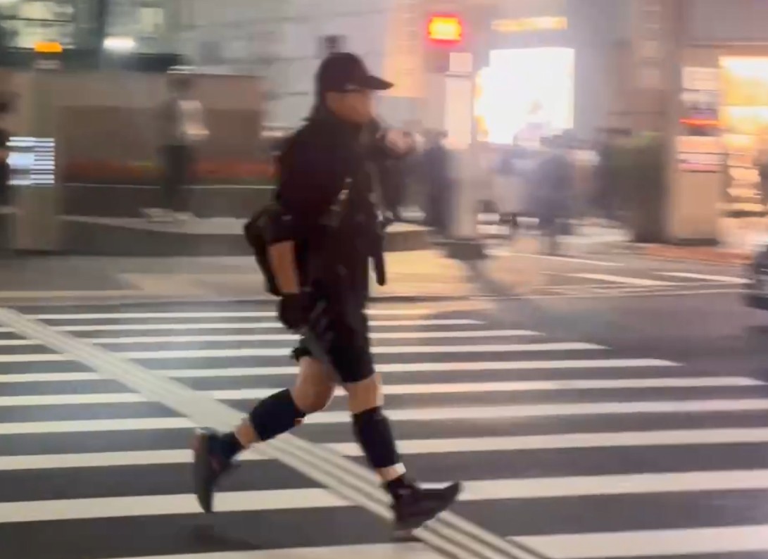 27歲兇嫌張文以煙霧彈跟長刀無差別攻擊。 圖：翻攝畫面