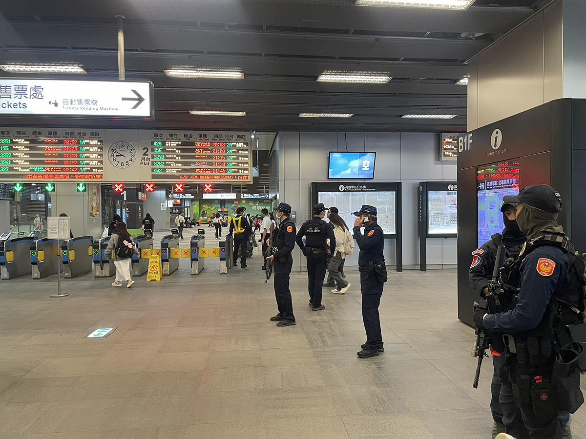 高雄市警局保安大隊霹靂小組、三民一分局以及鐵路警察持長槍在高雄火車站加強巡邏、全力警戒。 圖：鐵路警察局高雄分局提供