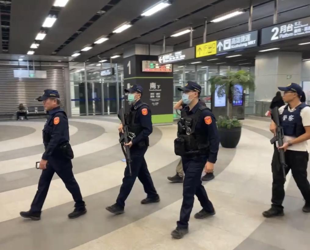 高雄市警局保安大隊霹靂小組、三民一分局以及鐵路警察持長槍在高雄火車站加強巡邏、全力警戒。 圖：鐵路警察局高雄分局提供