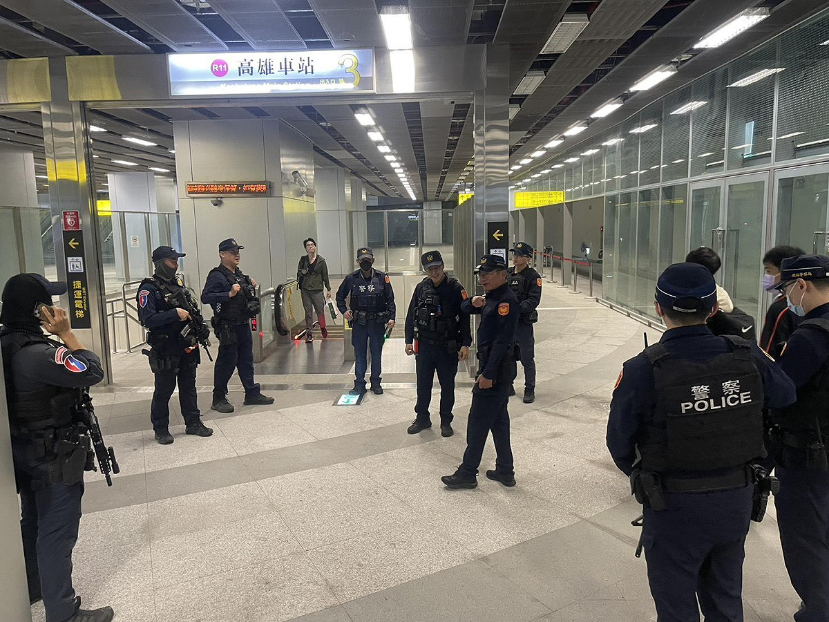 高雄市警局保安大隊霹靂小組、三民一分局以及鐵路警察持長槍在高雄火車站加強巡邏、全力警戒。 圖：鐵路警察局高雄分局提供