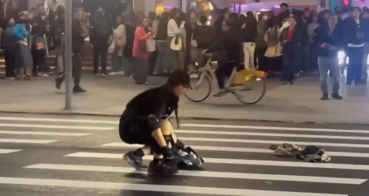 27歲兇嫌張文在警方追捕過程中，於誠品南西店墜樓身亡。 圖：網路自翻攝