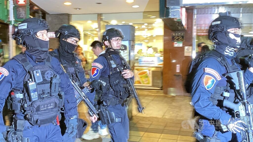 台北捷運中山站外19日晚間發生持刀砍人、多人傷亡案，警方獲報趕往封鎖現場蒐證，並出動霹靂小組全副武裝戒備，在商場周邊巡查維安。  圖/中央社