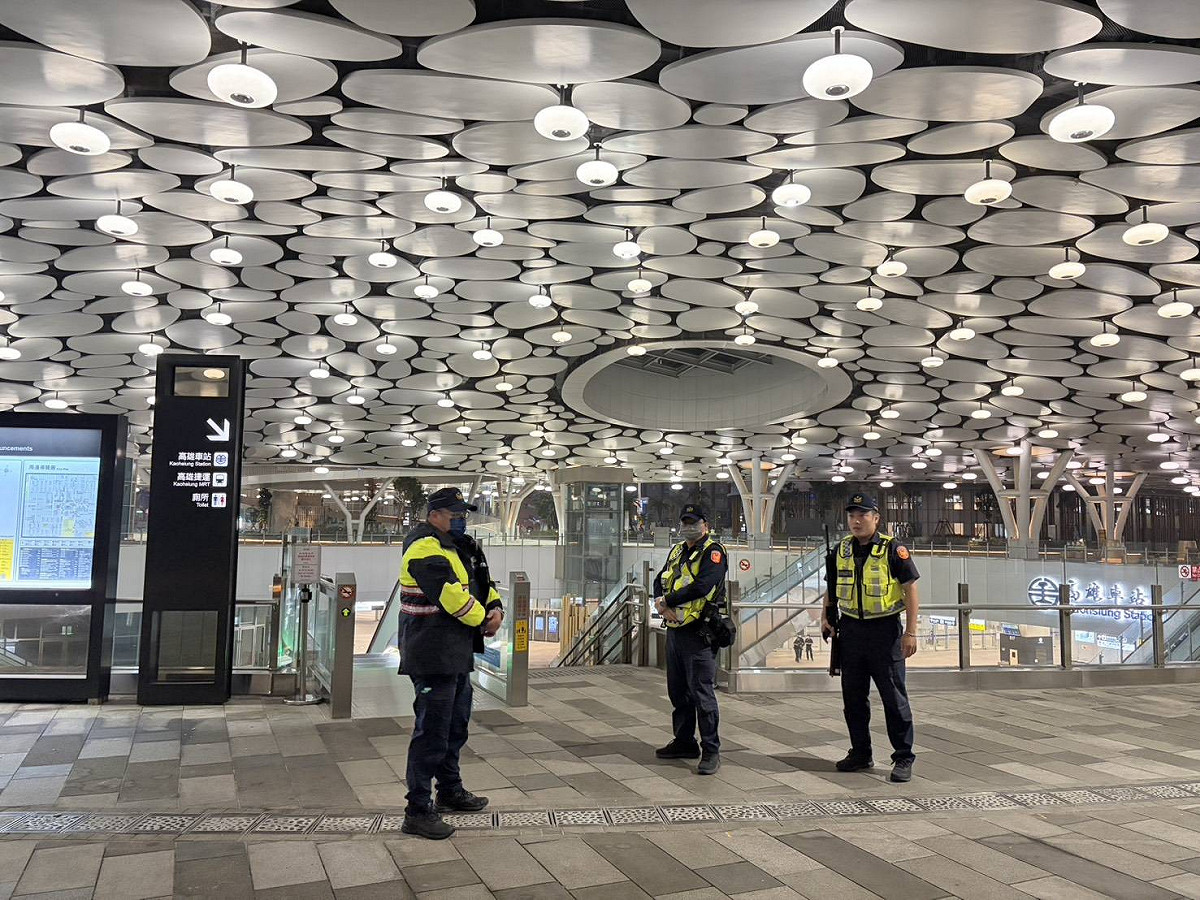 高雄於尖峰時段及人潮密集之車站大廳、月台、出入口，增派警力執行高密度巡邏與守望勤務，提高見警率以產生嚇阻作用。 圖/取自陳其邁臉書