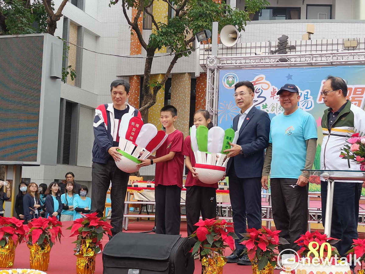 立法院副院長江啟臣媒合中華民國運動彩券經銷商商業同業公會捐贈20箱羽毛球給南陽國小 圖：唐復年/攝