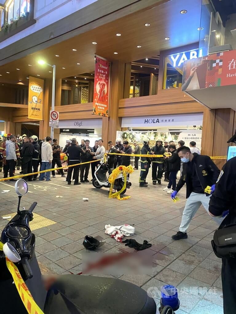 捷運台北車站19日晚間遭丟擲煙霧彈，嫌犯張文隨後在中山商圈誠品南西店隨機傷人，造成多人輕重傷，現場血跡斑斑。圖為19日晚間警方在誠品南西店封鎖現場，鑑識小組採證調查。中央社記者黃旭昇台北攝    114年12月20日