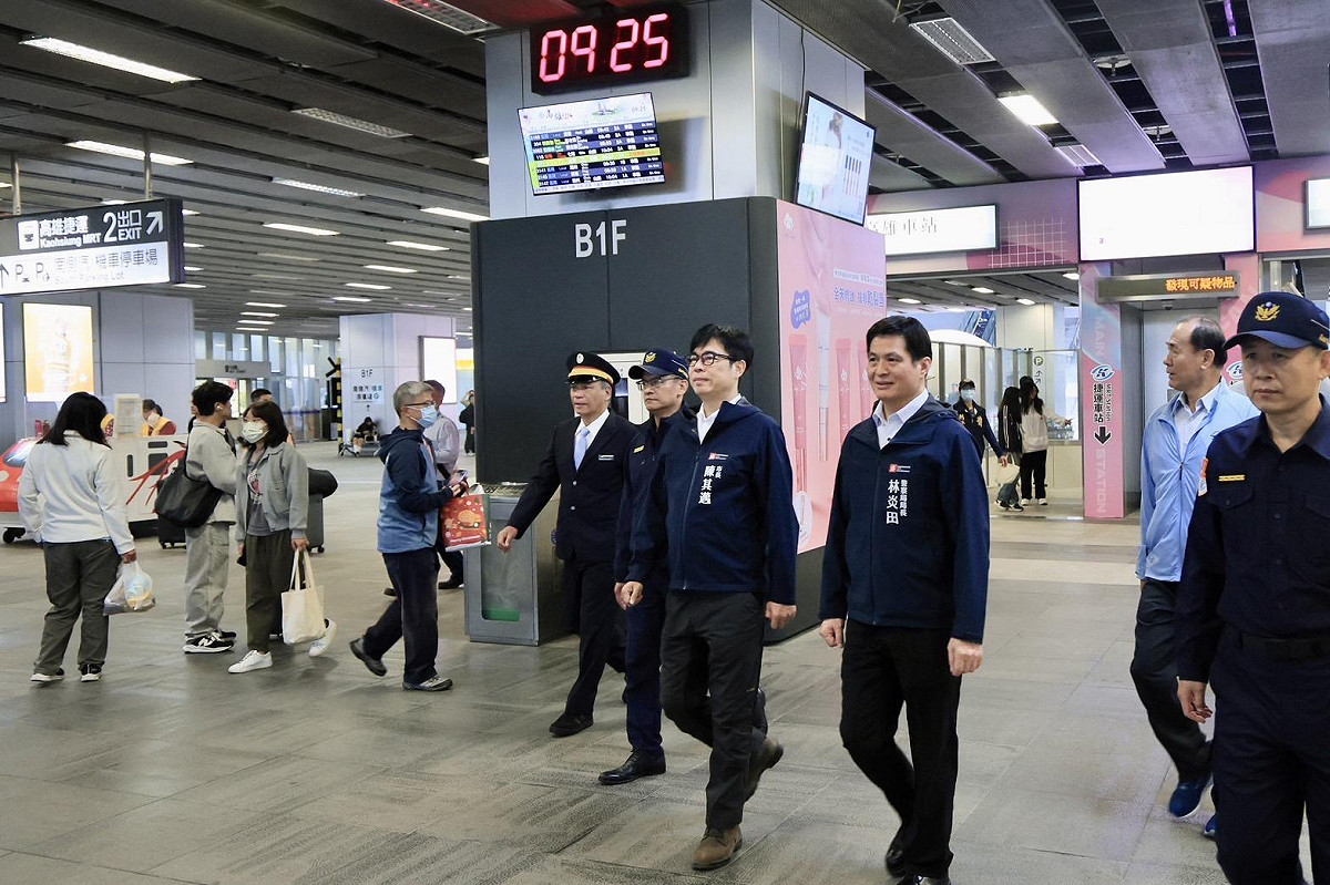 陳其邁(中)親自視察高雄車站警備狀況。 圖：高雄市政府/提供