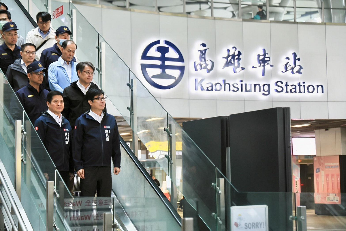 陳其邁(前排右)親自視察高雄車站警備狀況。 圖：高雄市政府/提供