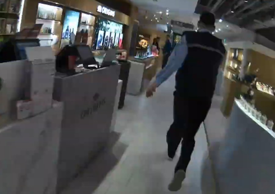 員警在誠品百貨內追捕張文。 圖：台北市警察局提供