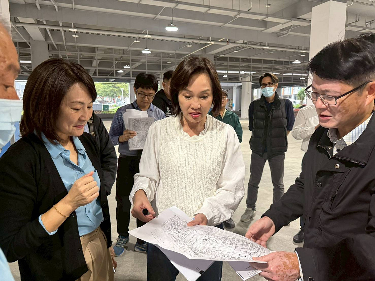 柯志恩(中)邀經濟部漁業署、內政部國土管理署及國民黨在地議員曾麗燕、陳麗娜與高雄區漁會、攤商代表，現場會勘前鎮漁港多功能水產品運銷中心。 圖：柯志恩辦公室/提供