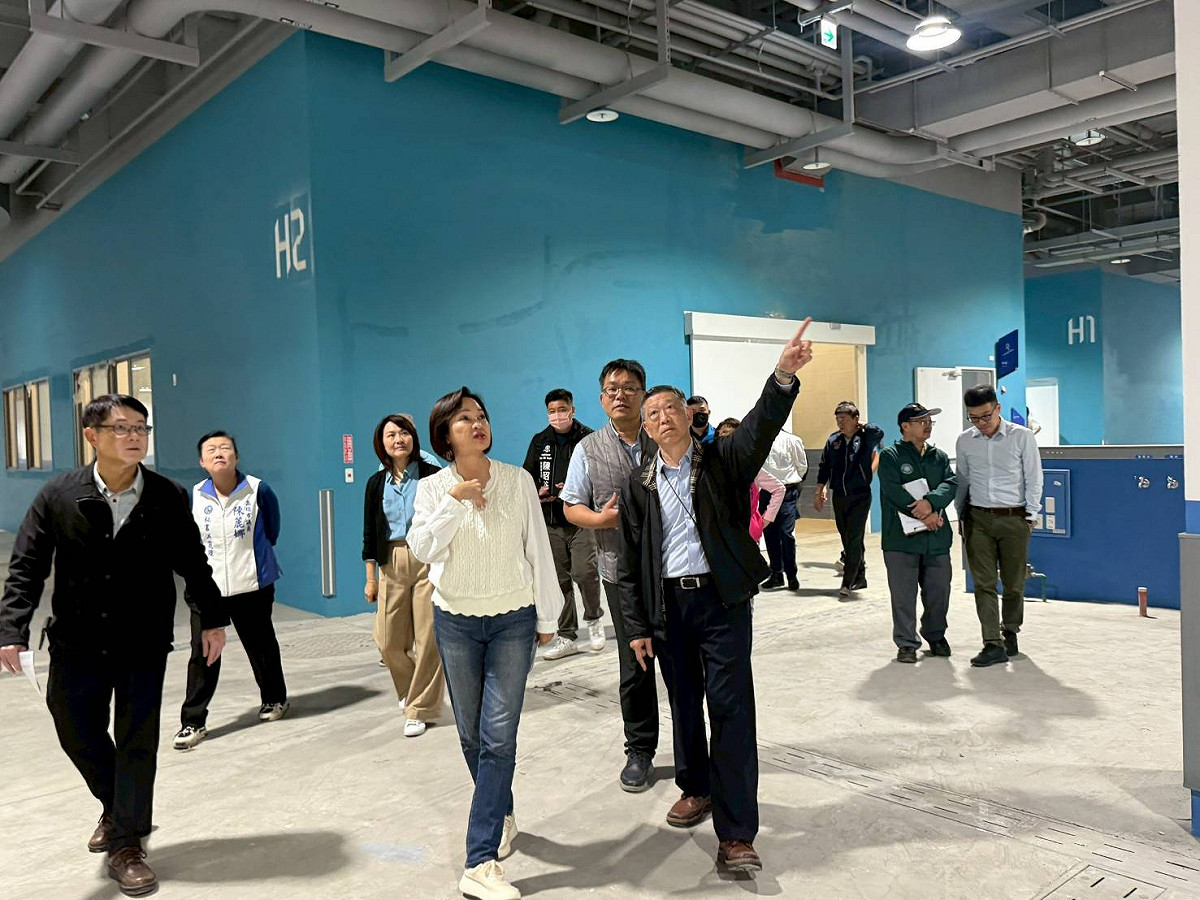 攤商對前鎮漁港多功能水產品運銷中心設計規劃有諸多疑義，多次協調仍未達共識，柯志恩現場會勘，邀相關單位討論解方。 圖：柯志恩辦公室/提供