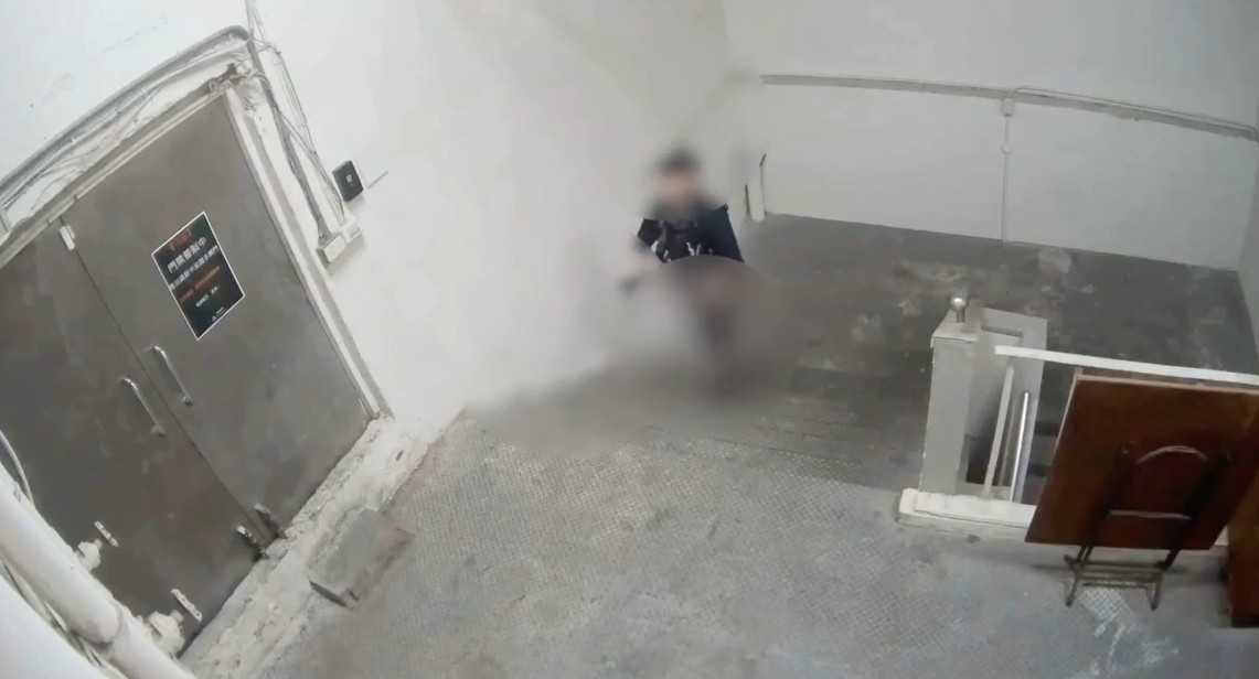 台北市警局發現張文雖無業並靠母接濟，卻仍有辦法購買價值近10萬元的筆電及各式恐攻武器，甚至入住商旅作為基地。 圖：台北市警局／提供