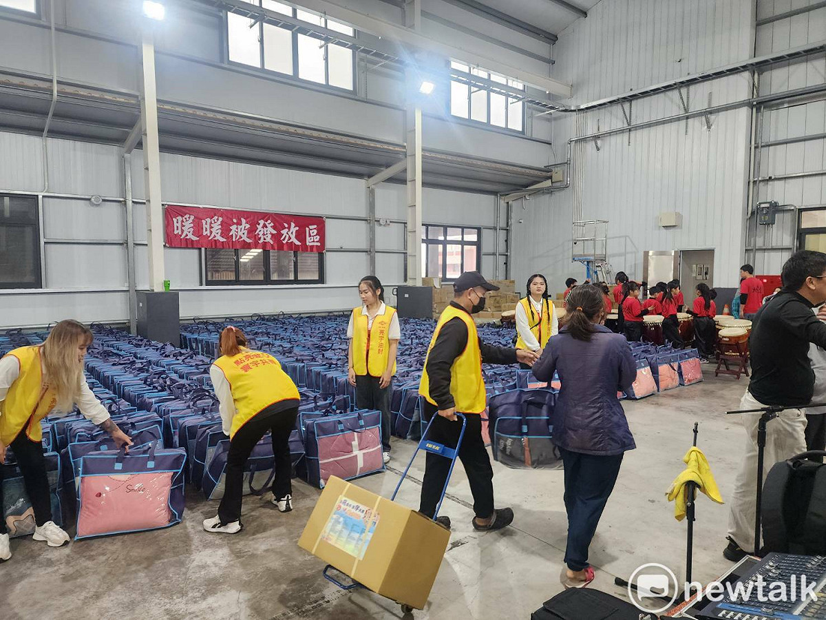 在120名志工協助物資整理與發放下，為600戶弱勢家庭在寒冬中注入暖流。 圖：唐復年/攝