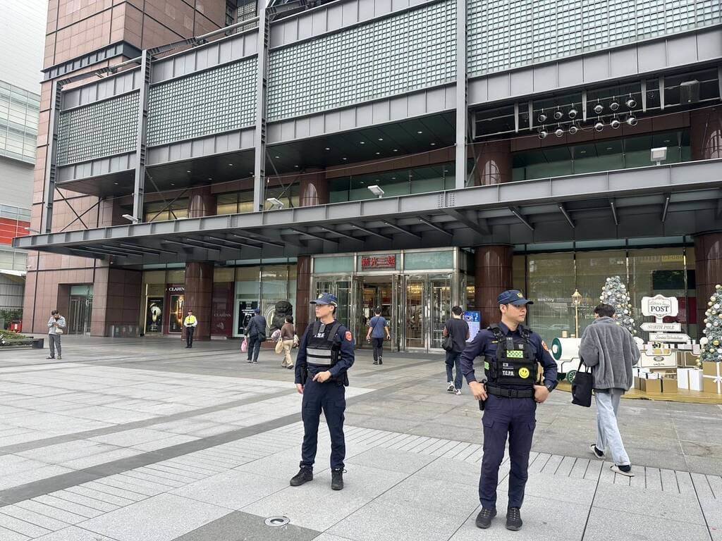 台中市警方接獲有不明人士在社群平台留言，前往新光三越中港店行凶的恐嚇訊息，調派警力並與百貨聯繫，啟動應變機制。（警方提供）中央社記者趙麗妍傳真 114年12月20日