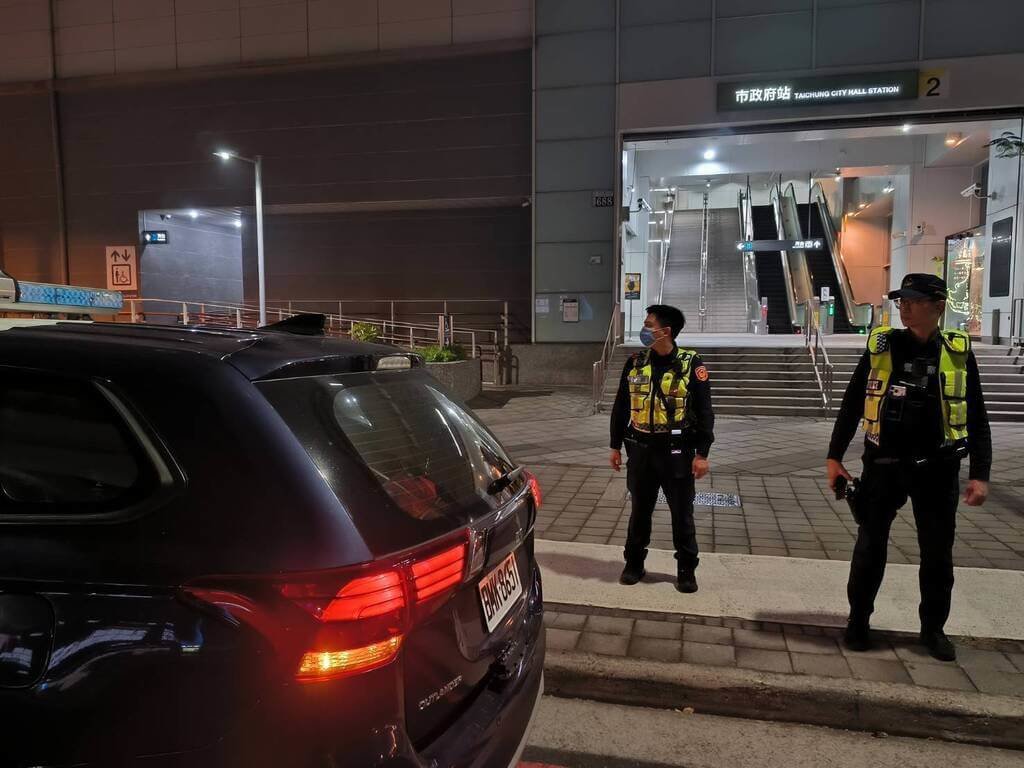 台中市警察局為防範北捷隨機襲擊案引發模仿效應，20日升級維安等級，針對捷運綠線及台中市70多處人潮熱點強化勤務作為。（警方提供）中央社記者趙麗妍傳真 114年12月20日
