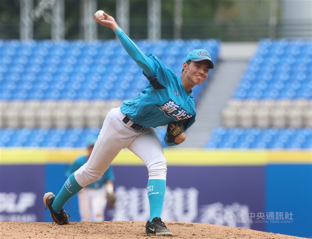 2025新北富邦國際城市U18棒球邀請賽新北藍隊投手饒又語（圖）主動爭取續投，先發3.1局無責失分，20日在冠軍戰中率隊以12比1、5局擊敗雲林縣隊，完成8連霸。中央社記者張新偉攝  114年12月20日