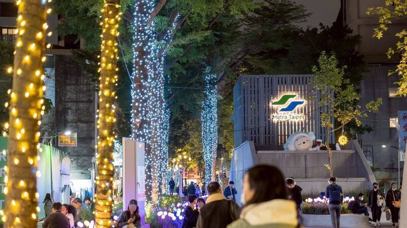 北捷運公司表示，今天開始心中山至雙連線形公園燈飾、中山站4號出口廣場夢幻耶誕樹，將關燈3天，以示哀悼。 圖：北捷／提供