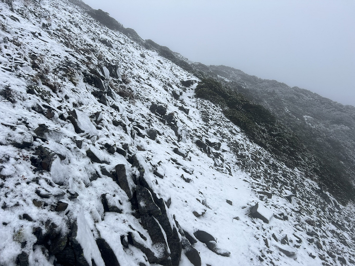 今天到明天清晨雲系通過，有零星降雨情形，北台灣3000公尺以上高山有降雪機率，(資料照) 圖：翻攝自雪霸國家公園官網